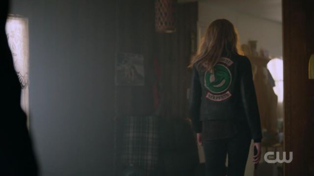 The jacket Southside Snakes for woman in Riverdale (S2E7)