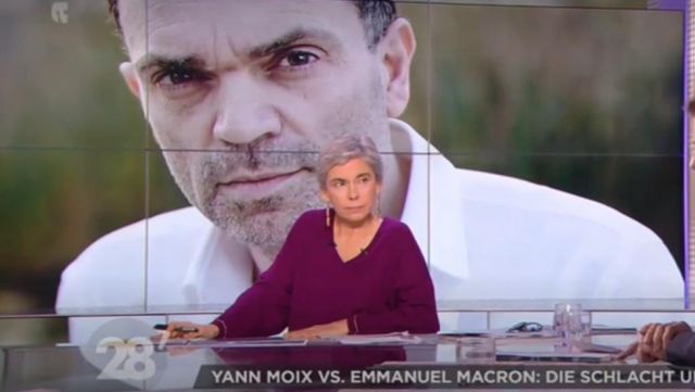 le pull violet liserets blancs de Elisabeth Quin dans 28 minutes du 26/01/2018