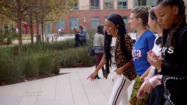 Trousers, a white Mother with black stripes for Zoey Johnson (Yara Shahidi) in Grown-ish S01E03