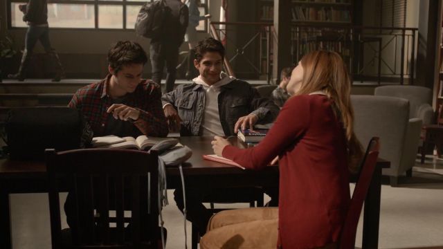 Le sweatshirt blanc à capuche American Rag de Scott McCall (Tyler Posey) dans Teen Wolf S05E20