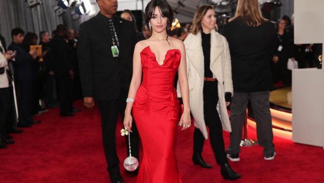 The red dress Vivienne Westwood Camila Cabello on the red carpet of the Grammy Awards 2018