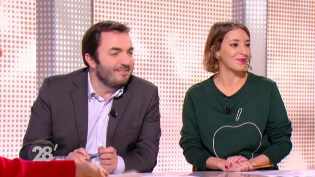 Le sweat vert imprimé pomme de Nadia Daam dans 28 minutes du 04/01/2018
