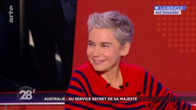 Le pull en cachemire rouge à rayures de Elisabeth Quin dans 28 minutes u 13/12/2017