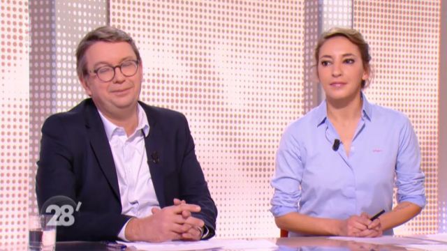 La chemise brodée poitrine de Nadia Daam dans 28 minutes du 15/11/2017 (version en vogue)