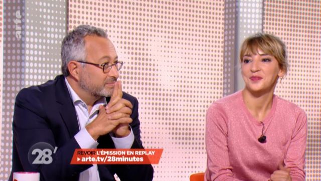 Le pull rose scintillant de Nadia Daam dans 28 minutes du 26/09/2017