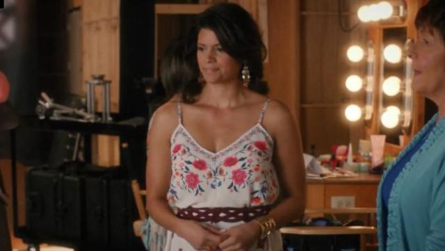 The floral dress Oasis of Xiomara Villanueva (Andrea Navedo) on Jane the Virgin S04E08