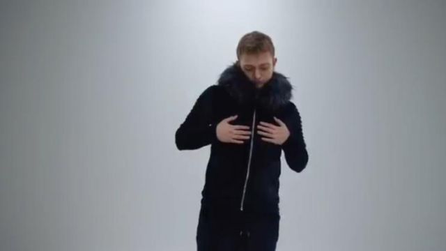 La veste noire à col en fourrure Pro­ject X Pa­ris de Vald dans son clip Désaccordé