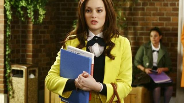 The yellow coat of Blair Waldorf (Leighton Meester) in Gossip Girl S01E15