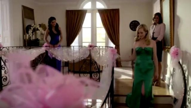 La robe bustier verte de Caroline Forbes (Candice Accola) dans The Vampire Diaries S01E19