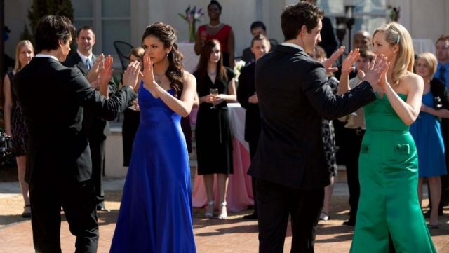 la robe bustier bleue portée par Elena Gilbert (Nina Dobrev) dans The Vampire Diaries S01E19