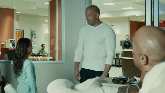 Le sweatshirt moulant blanc de Dominic Toretto (Vin Diesel) dans Fast and Furious 7