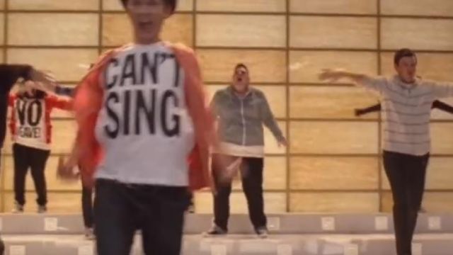 Le t-shirt "Can't sing" de Mike Chang (Harry Shum Jr) dans Glee S02E18