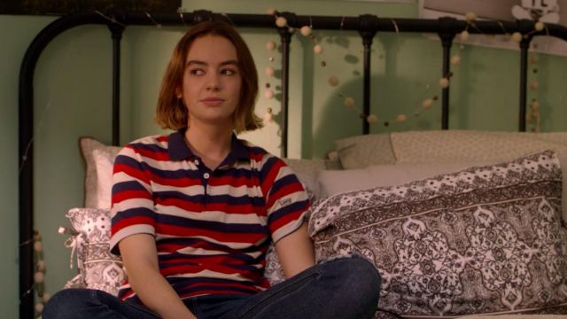 The striped polo shirt, Levi's jeans worn by Casey Gardner (Brigette Lundy-Paine) in Atypical S01E07