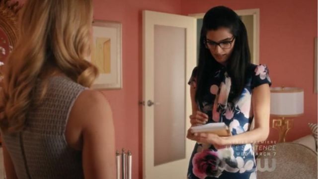 The dress floral with bow Betsey Johnson of Krishna (Shelly Bhalla) in Jane the Virgin S04E09