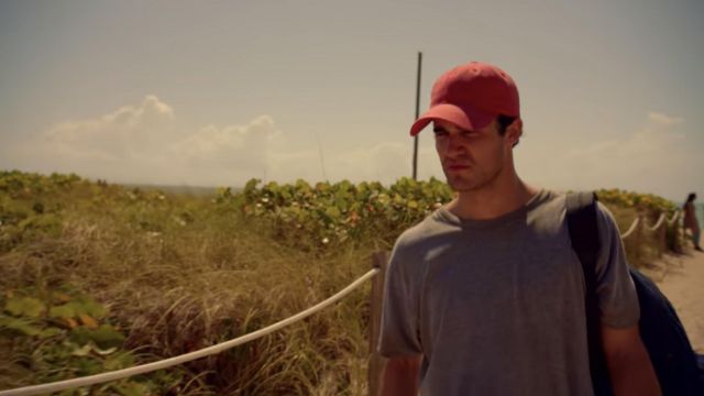 The red cap of Andrew Cunanan (Darren Criss) in American Crime Story: The Assassination of Gianni Versace S02E01