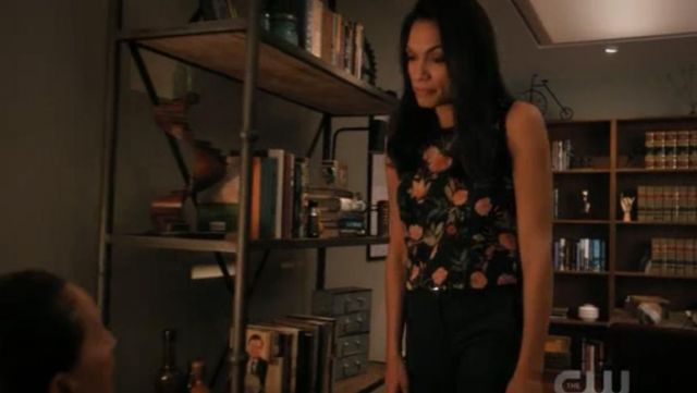 Le top floral en soie Theory de Jane Ramos (Rosario Dawson)  dans Jane the Virgin S02E09