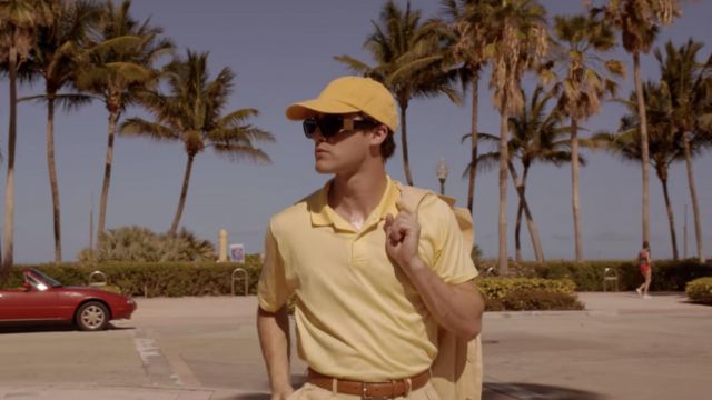 The cap and the yellow of Andrew Cunanan (Darren Criss) in American Crime Story: The Assassination of Gianni Versace S02E01
