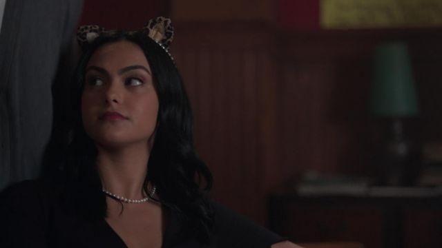 The cat ears of Veronica Lodge (Camila Mendes) in Riverdale S02E05