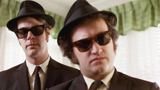 Les lunettes de soleil portées par Elwood Blues (Dan Aykroyd) comme on le voit dans Les Blues Brothers