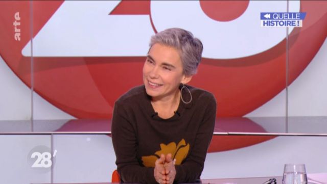Le pull à fleur de Elisabeth Quin dans 28 minutes du 06/02/2018 (dispo en safran)