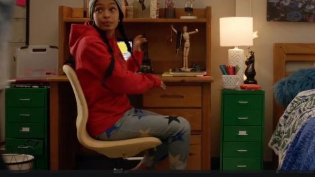 The Jean crop to the stars Stella McCartney worn by Zoey Johnson (Yara Shahidi) in Grown-ish S01E03