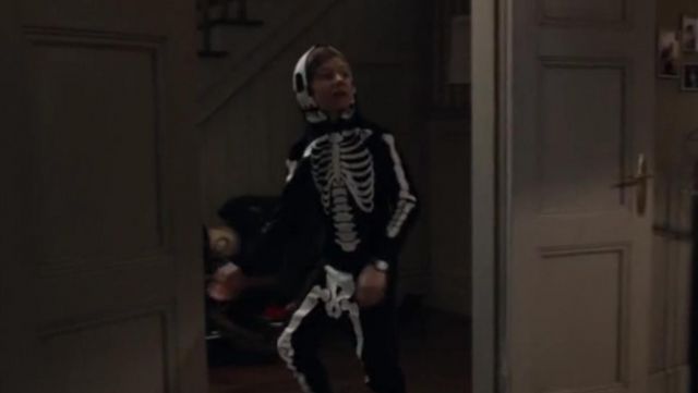 The disguise of a skeleton outline in the Dark S01E01