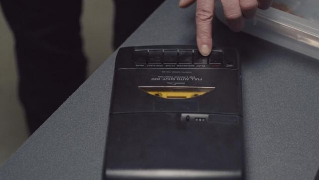 The cassette tape recorder overview in Dark S01E02