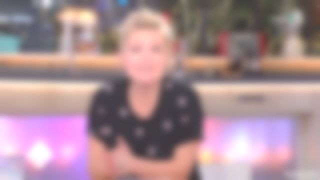 Le t-shirt à fleurs de Anne-Elisabeth Lemoine dans C à vous du 05/02/2018