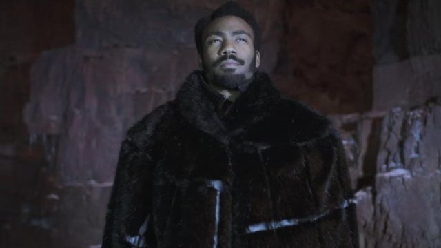 Le manteau de fourrure de Lando Calrissian (Donald Glover) dans Solo : A Star Wars Story