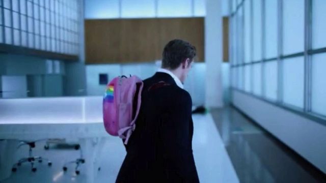 The backpack pink "Hello Unicorn" of Takeshi Kovacs / Elias Ryker (Joel Kinnaman) in Altered Carbon S01E04