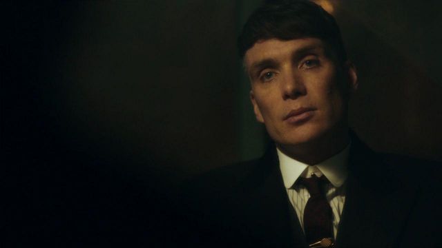 La cravate noire portée par Thomas Shelby (Cillian Murphy) dans la série Peaky Blinders (S04E03)