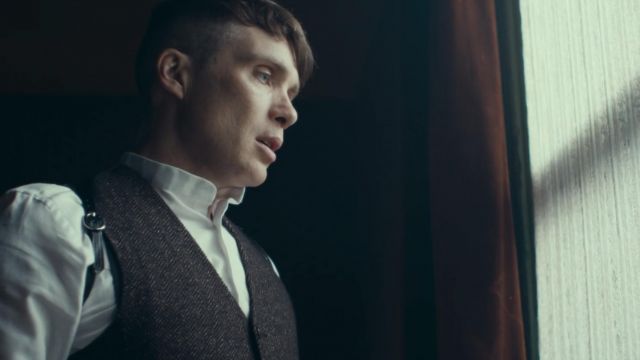 The white shirt collar of Thomas Shelby (Cillian Murphy) in Peaky Blinders S04E01