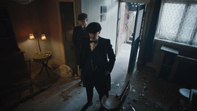Le manteau type overcoat noir de Arthur Shelby Junior (Paul Anderson) dans Peaky Blinders Season 4 Episode 4