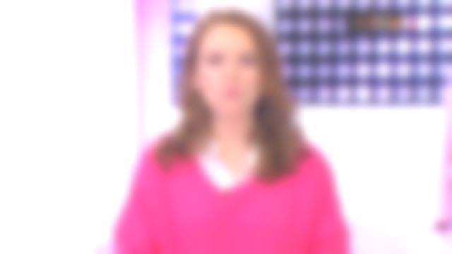 Le sweat rose Bubble gum crop top  de Sophie Brafman dans C'est au programme du 09/02/2018