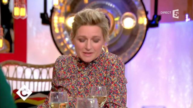 The shirt with the flowers worn by Anne-Elizabeth Lemoine in the show C à vous