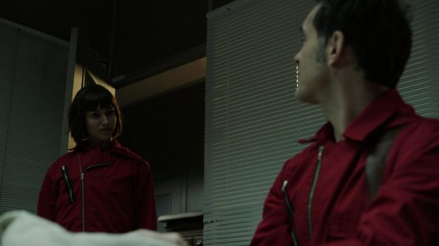 The combination of red Tokio (Úrsula Corberó) in The casa de papel S01E06