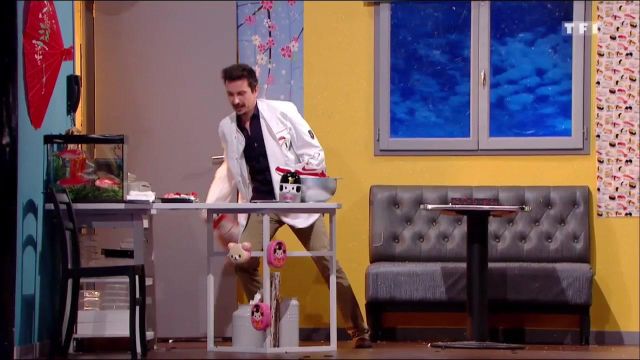 El banco gris estilo bistró en viernes todo está permitido a partir del 9.02.18