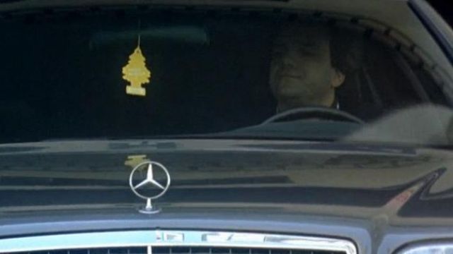 L'arbre magique jaune dans la voiture de Didier (Didier Bourdon) dans le film Le pari