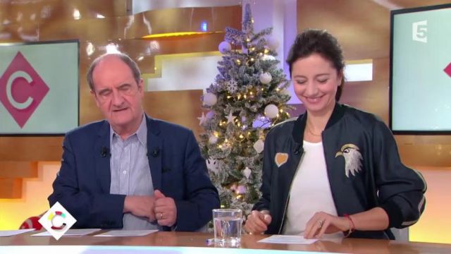 Le blouson noir porté par Marion Ruggieri dans l'émission C à vous