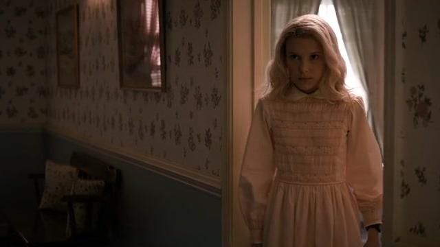 The blonde wig of Eleven (Millie Bobby Brown) in Stranger Things S01E04