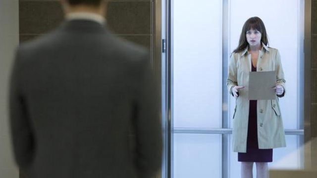 The trench coat A. P. C. Anastasia Steele (Dakota Johnson) in Fifty shades of Grey