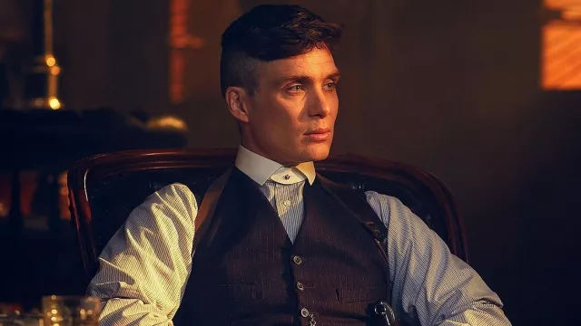 The fake white collar with pin worn by Thomas Shelby (Cillian Murphy) in Peaky Blinders (Season 2 Episode 1)