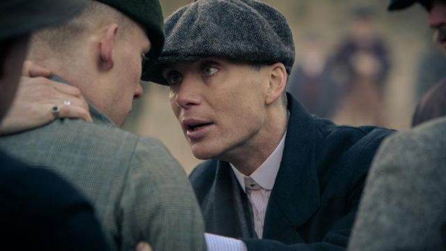 The white shirt striped purple and white-collar Thomas Shelby (Cillian Murphy) in Peaky Blinders S01E04