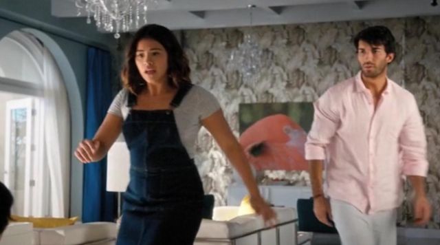 The dress/dungarees in jean of Jane Villanueva (Gina Rodriguez) in Jane the Virgin