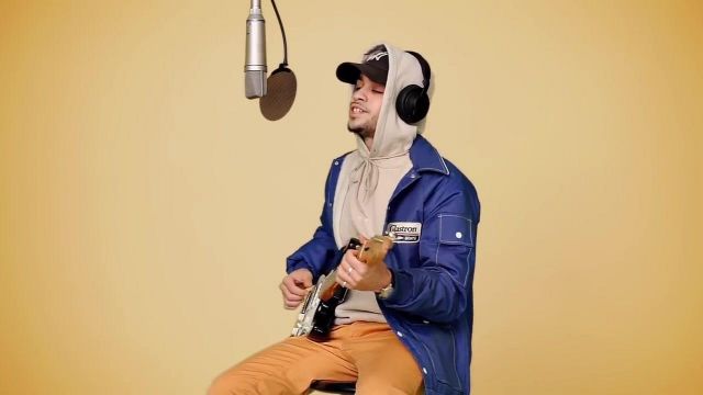 La veste bleue de Sopico dans son clip Le Hasard Ou la Chance - Colors version