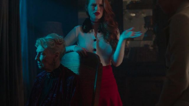 The pleated skirt red of Cheryl Blossom (Madeleine Petsch) in Riverdale