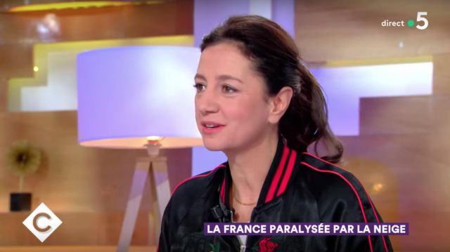 Le blouson brodé de Marion Ruggieri dans C à vous du 07.02.2018