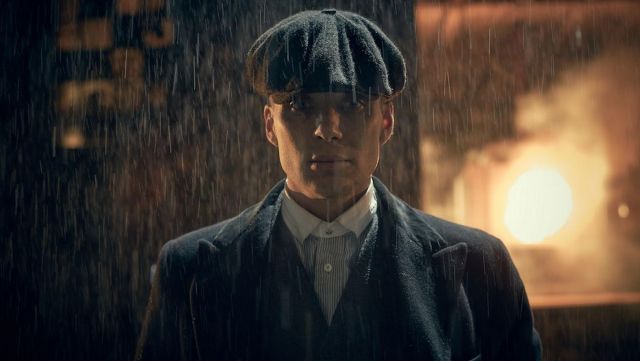 The shirt's white collar Thomas Shelby (Cillian Murphy) in Peaky Blinders S02E01
