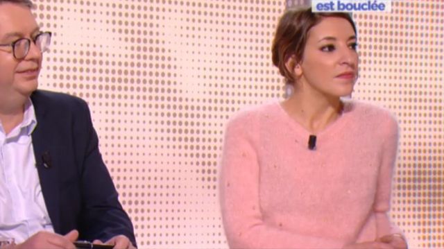 Le pull rose parsemé de lurex couleur cuivre de Nadia Daam dans 28 minutes du 15/02/2018