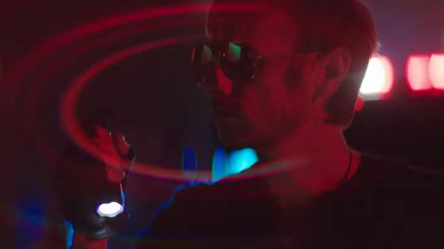 Les lunettes de soleil Aviator Ray-Ban de Dominic Howard dans le clip Thought Contagion de Muse